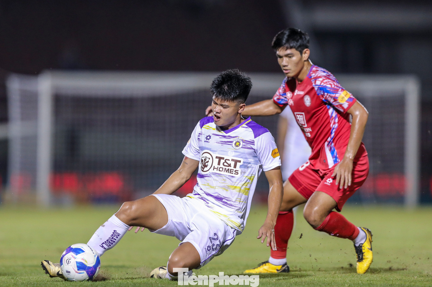 Dù được đá trên sân nhà nhưng chủ nhà TPHCM không được đánh giá cao so với đội khách đến từ Hà Nội. Ngay phút thứ 9, TPHCM đã hứng chịu cú sốc khi trọng tài rút thẻ đỏ truất quyền thi đấu của Thanh Khôi sau tình huống phạm lỗi với Văn Trường bên phía Hà Nội. Dù được đá trên sân nhà nhưng chủ nhà TPHCM không được đánh giá cao so với đội khách đến từ Hà Nội. Ngay phút thứ 9, TPHCM đã hứng chịu cú sốc khi trọng tài rút thẻ đỏ truất quyền thi đấu của Thanh Khôi sau tình huống phạm lỗi với Văn Trường bên phía Hà Nội.