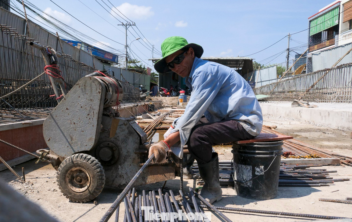 Hàng chục công nhân cùng nhiều máy móc cũng đang gấp rút xây dựng những hạng mục của cây cầu.