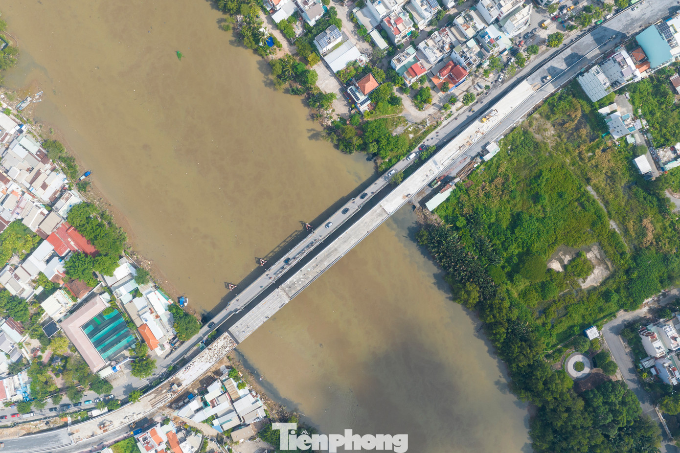 Dự án cầu Phước Long hiện đạt khoảng 80% tổng khối lượng. Các nhà thầu đang tiếp tục thi công phần bản mặt cầu.