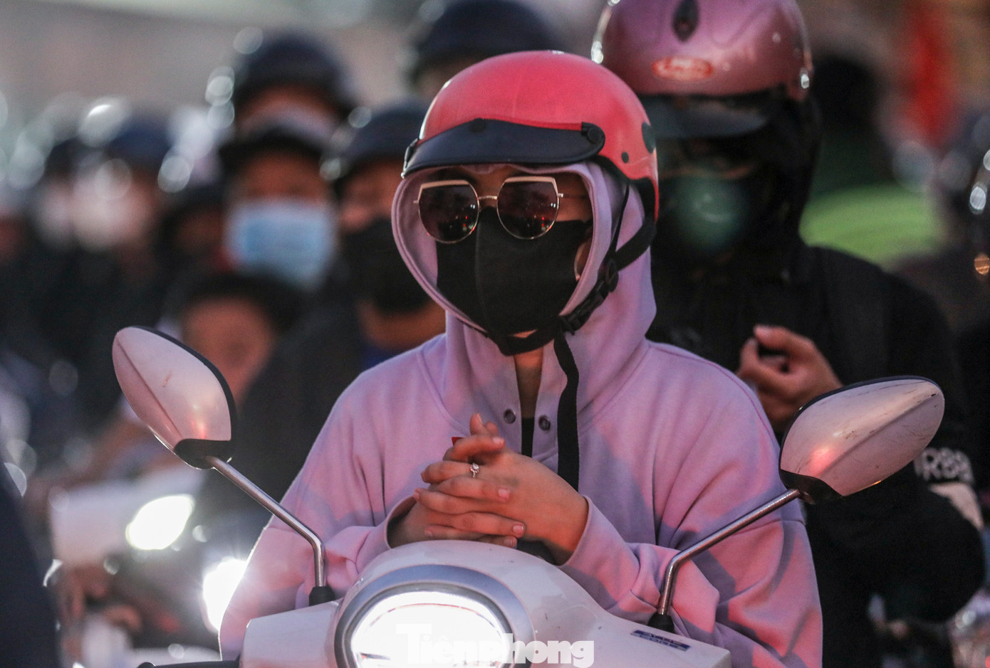 Thời gian xếp hàng kéo dài khiến nhiều người dân tỏ ra sốt ruột.