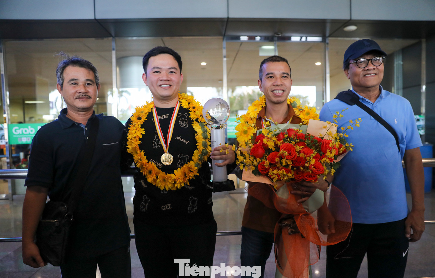 Đồng hành cùng 2 cơ thủ trong kỳ tích lần này có HLV Nguyễn Việt Hoàng và bố của Bao Phương Vinh.