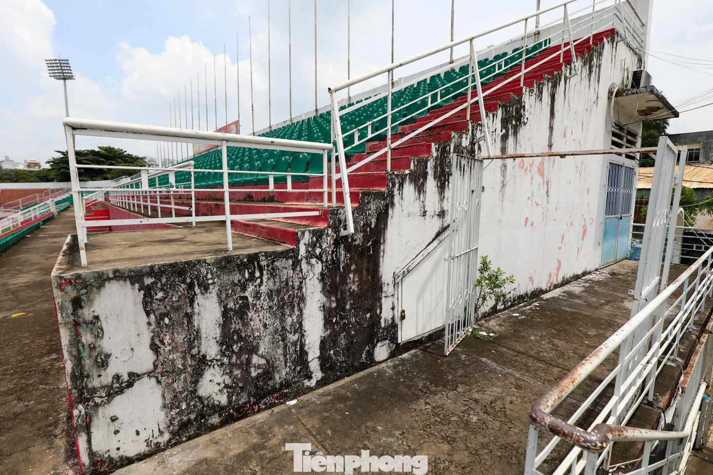 Từ giai đoạn năm 2023, khán đài B sân Thống Nhất bỏ trống trong những trận đấu của CLB TPHCM trên sân nhà, đồng thời các khán giả phải ngồi dạt qua hai phía khán đài C và D.