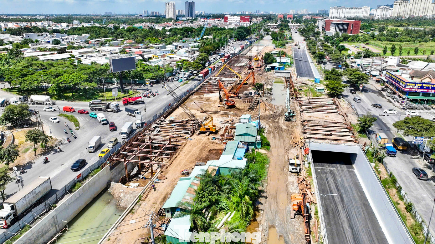 Theo Ban Quản lý dự án đầu tư xây dựng các công trình giao thông TPHCM (Ban Giao thông), dự án và vừa thi công vừa đảm bảo việc đi lại liên tục trong một khu vực có mật độ giao thông rất cao, do đó quá trình thi công phải phối hợp xử lý với nhiều đơn vị quản lý hạ tầng kỹ thuật quy mô lớn như cấp nước, thoát nước, điện lực, viễn thông, cây xanh.