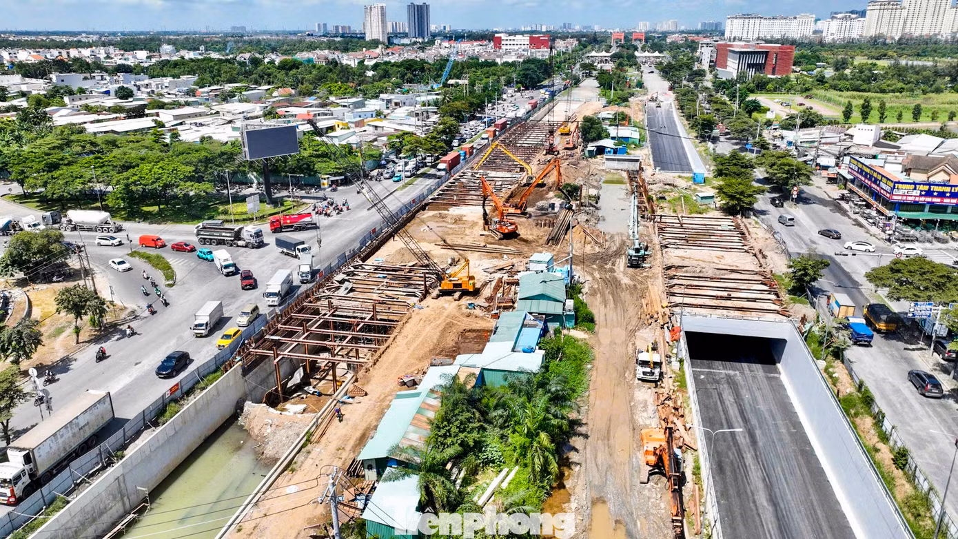 Theo Ban Quản lý dự án đầu tư xây dựng các công trình giao thông TPHCM (Ban Giao thông), dự án và vừa thi công vừa đảm bảo việc đi lại liên tục trong một khu vực có mật độ giao thông rất cao, do đó quá trình thi công phải phối hợp xử lý với nhiều đơn vị quản lý hạ tầng kỹ thuật quy mô lớn như cấp nước, thoát nước, điện lực, viễn thông, cây xanh.