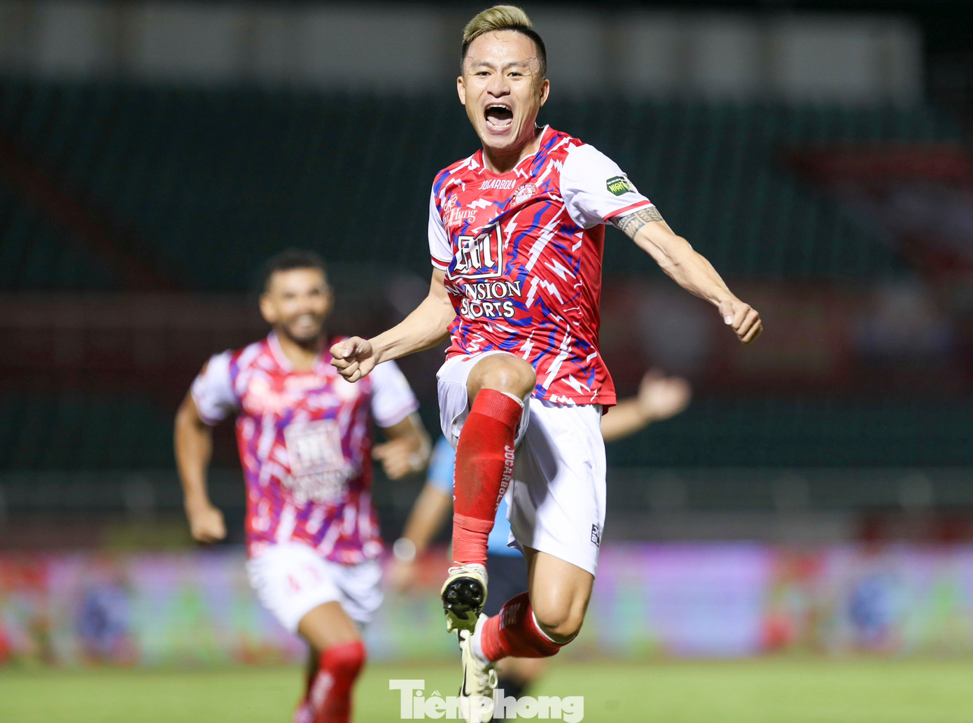 Bàn thắng quý giá của Võ Huy Toàn trong hiệp 2 đã giúp chủ nhà có chiến thắng quan trọng 1-0 trước CLB Bình Dương. Bàn thắng quý giá của Võ Huy Toàn trong hiệp 2 đã giúp chủ nhà có chiến thắng quan trọng 1-0 trước CLB Bình Dương.