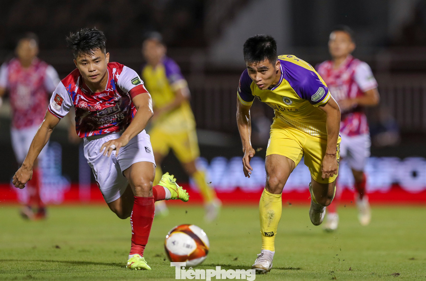 Sức mạnh của CLB Hà Nội sớm được chứng tỏ ngay sau tiếng còi bắt đầu trận đấu. Sức mạnh của CLB Hà Nội sớm được chứng tỏ ngay sau tiếng còi bắt đầu trận đấu.