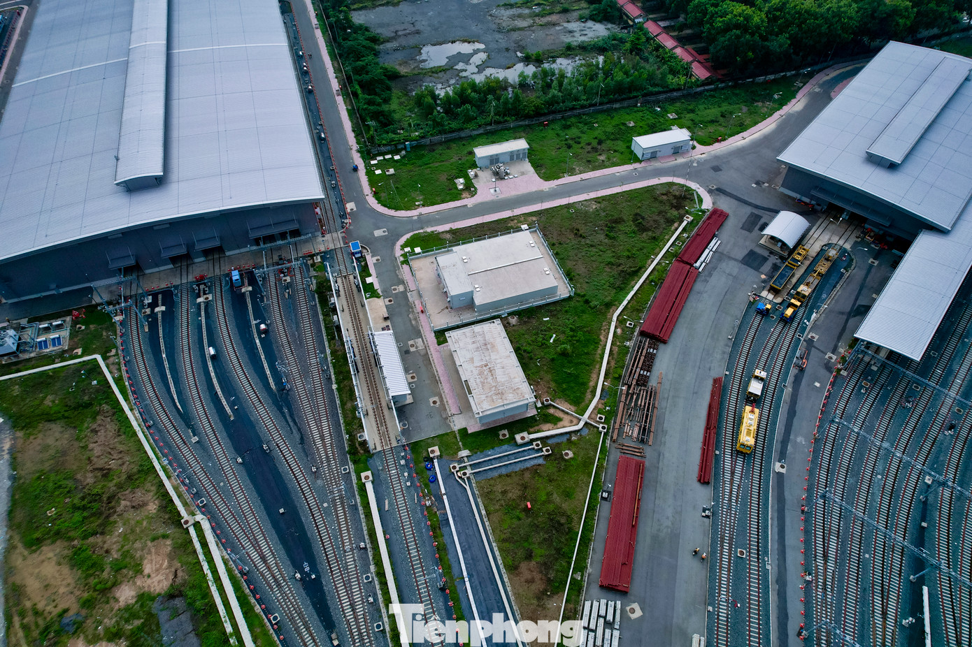 Khu nhà xưởng chính xây bằng sắt thép, rộng khoảng 4.000 m2 là nơi bảo trì, sửa chữa các đoàn tàu.