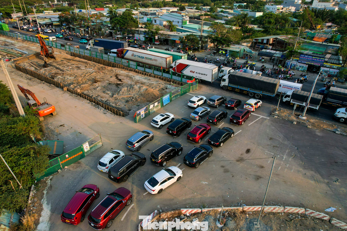 Sau khi nút giao tạm đóng, làn xe ô tô, xe tải được mở thêm lối đi tạm để xe quay đầu tại đường Nguyễn Phan Chánh - đường Nguyễn Văn Linh.