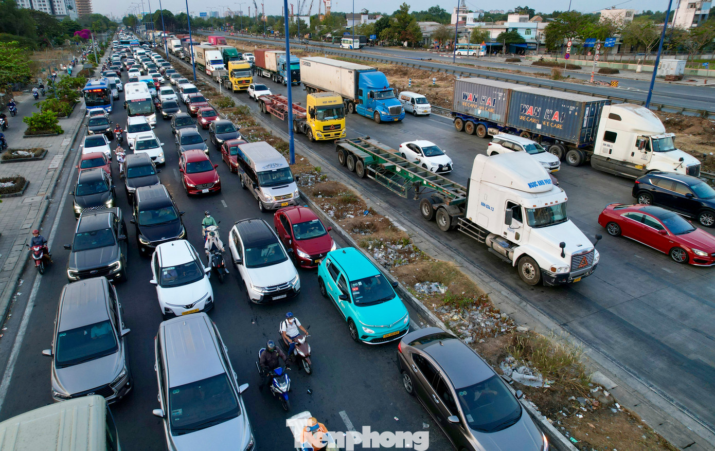Nút giao An Phú luôn có mật độ phương tiện, đặc biệt là xe container, lưu thông rất lớn, việc xây dựng nút giao 3 tầng được chú trọng đẩy nhanh để hoàn thành toàn dự án vào tháng 4/2025.