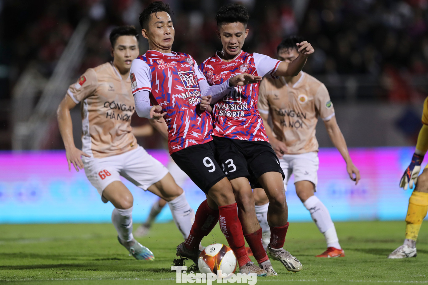 Bước ngoặt trận đấu diễn ra khá sớm khiến cục diện trên sân thay đổi. CLB TPHCM tận dụng tối đa lợi thế hơn người và có được bàn thắng mở tỷ số ở phút 39 do công của Hồ Tuấn Tài.