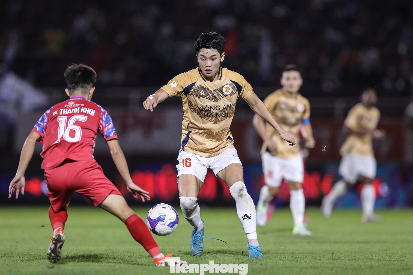 Đình Bắc gần như mất hút trong các pha tấn công của CAHN và sớm bị HLV Polking thay ra trong hiệp 2.