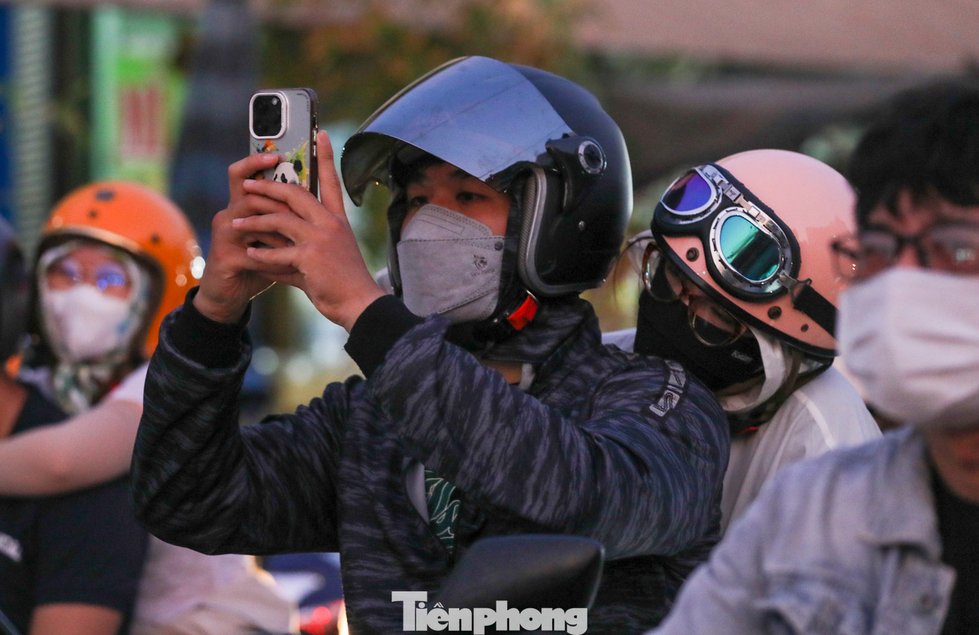 Nhiều người dân dùng điện thoại để cập nhật tình hình kẹt xe báo cho người thân ở nhà.