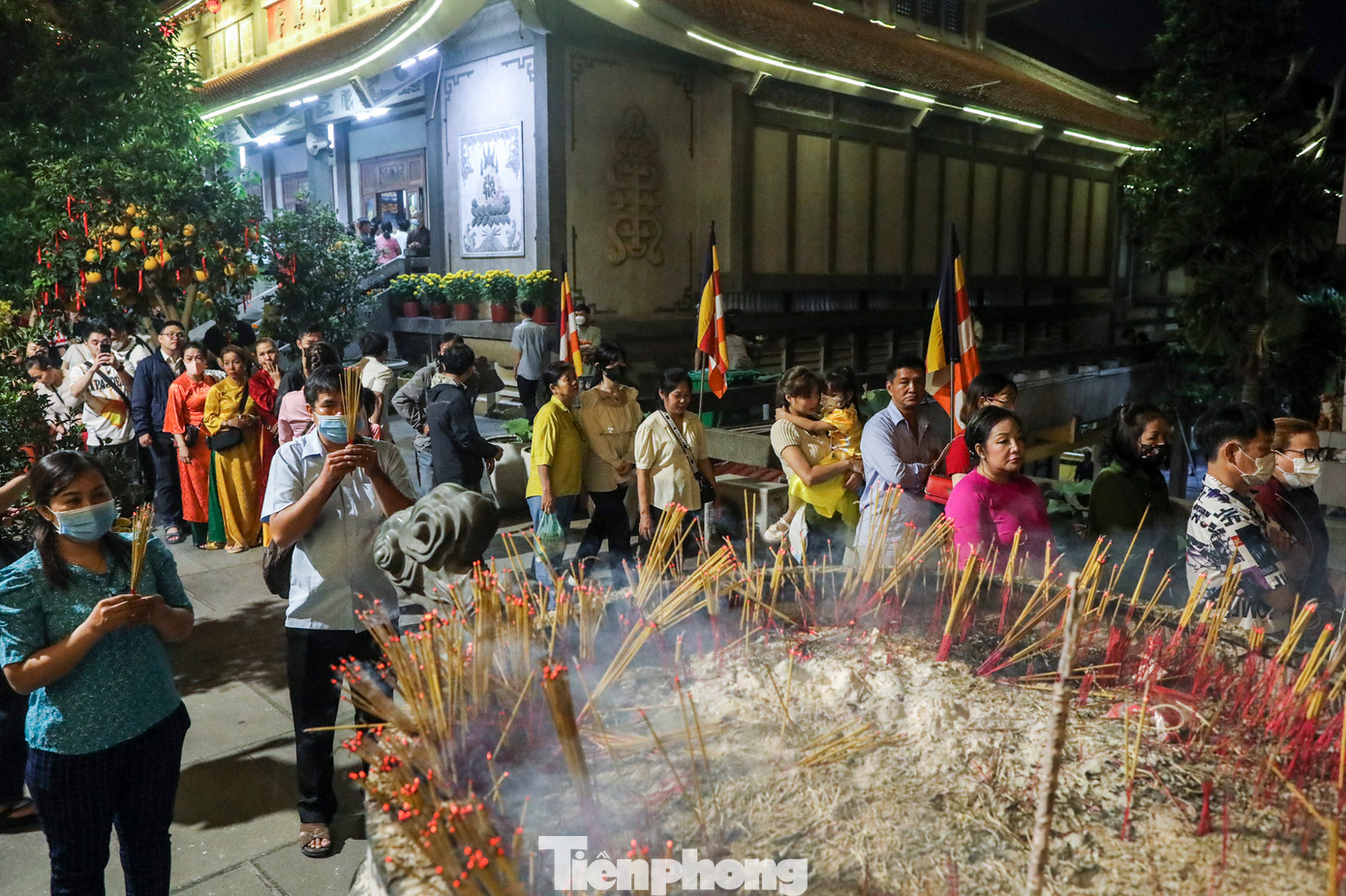 Khói hương nghi ngút bên trong khuôn viên chùa.