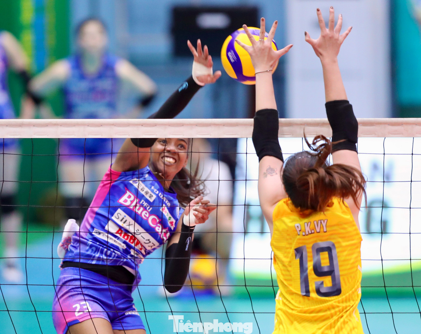 Ở set 1, VTV Bình Điền Long An thắng với tỉ số 25-22.