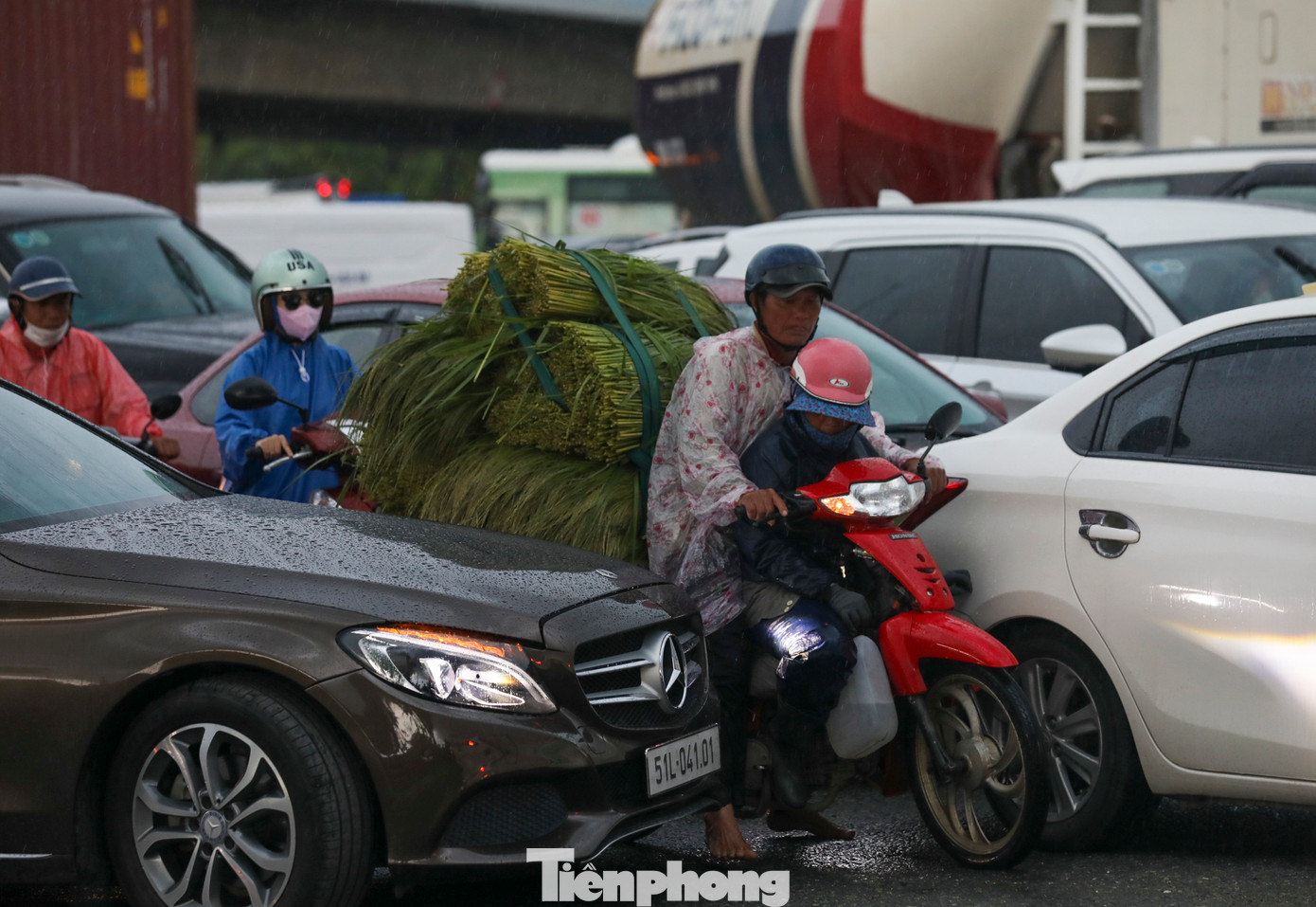 CSGT cũng đóng mở cao tốc luân phiên từ 30 phút đến gần một tiếng, chỉ cho ôtô vào khi lượng xe trong cao tốc giảm.