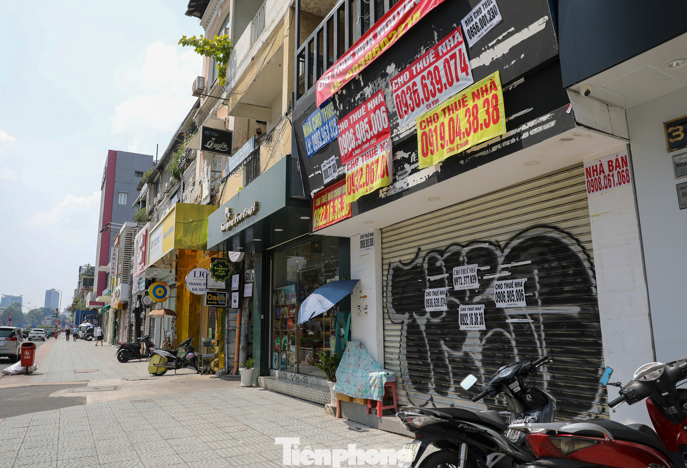 Mức giá thuê những mặt bằng này rất cao, từ 4.500 - 45.000 USD/tháng, nên phần lớn khách thuê không kham nổi và trả mặt bằng.