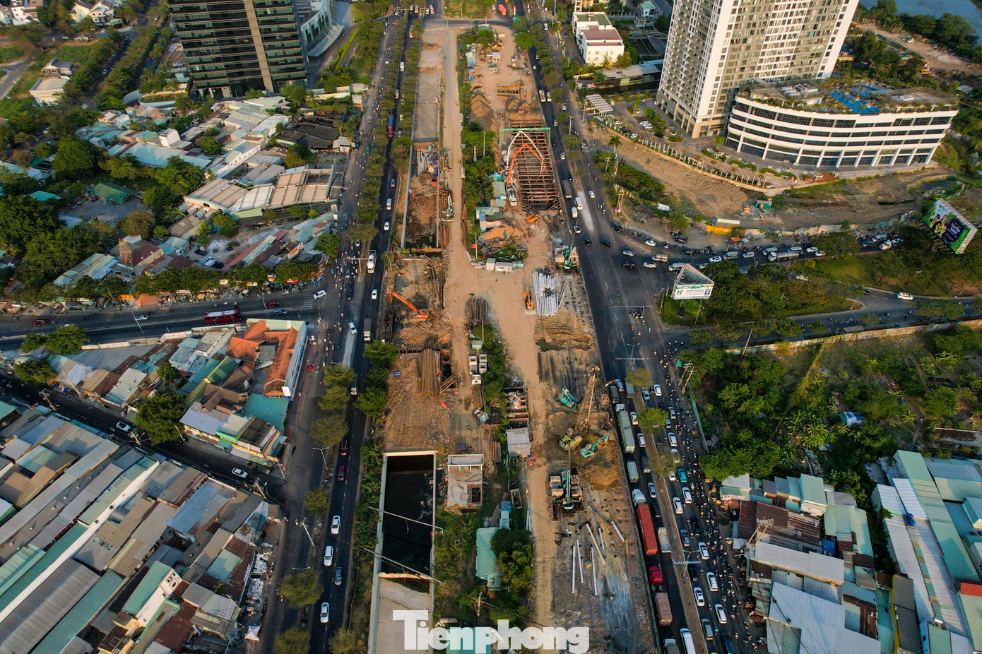 Điều này khiến tình trạng kẹt xe nghiêm trọng hơn xảy ra ở một số đoạn trên đường Nguyễn Văn Linh. Từ mặt đường đến vỉa hè đường Nguyễn Văn Linh đều chật kín phương tiện.
