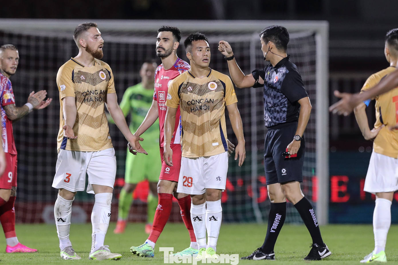 Phút 90+2, CAHN chỉ còn chơi với 10 người khi Trọng Long bị thẻ đỏ trực tiếp vì lỗi phản ứng.