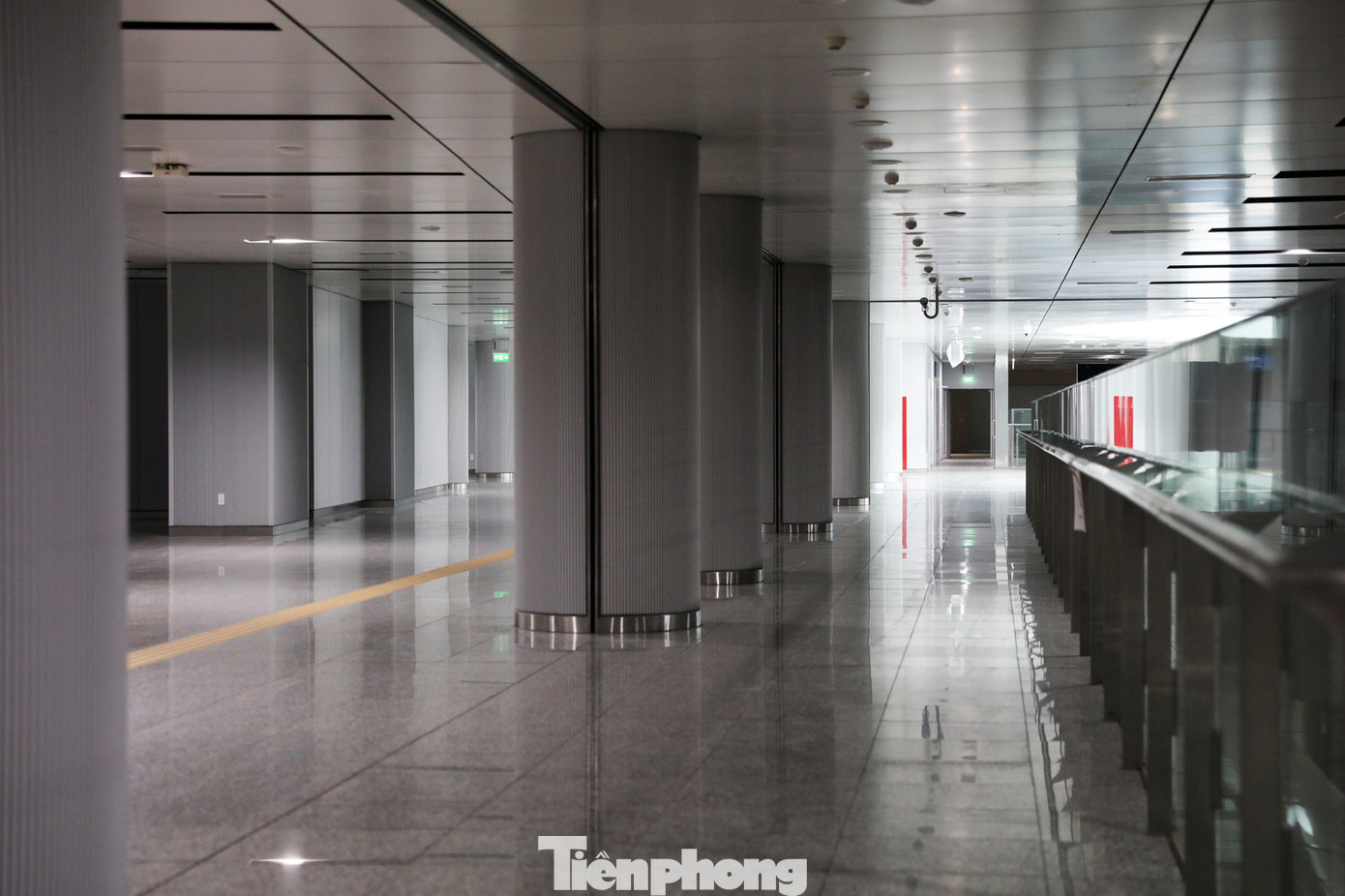 Đồng thời, ga ngầm có thêm trung tâm thương mại rộng 18.100 m², hành lang và quảng trường ngầm rộng 21.500 m².