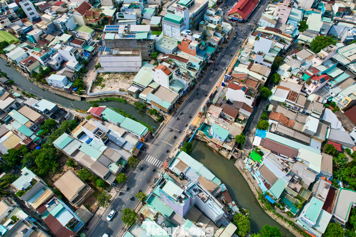 Quá trình đô thị hóa và bê tông hóa cao khiến khu vực bị mất khả năng thấm nước tự nhiên, dẫn đến lưu lượng đỉnh mưa tăng và hệ thống thoát nước xung quanh khu vực chợ Thủ Đức quá tải.