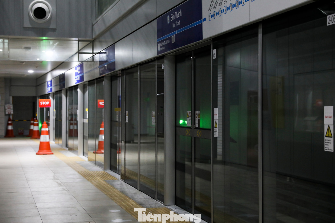 Đồng thời, ga ngầm có thêm trung tâm thương mại rộng 18.100 m², hành lang và quảng trường ngầm rộng 21.500 m².