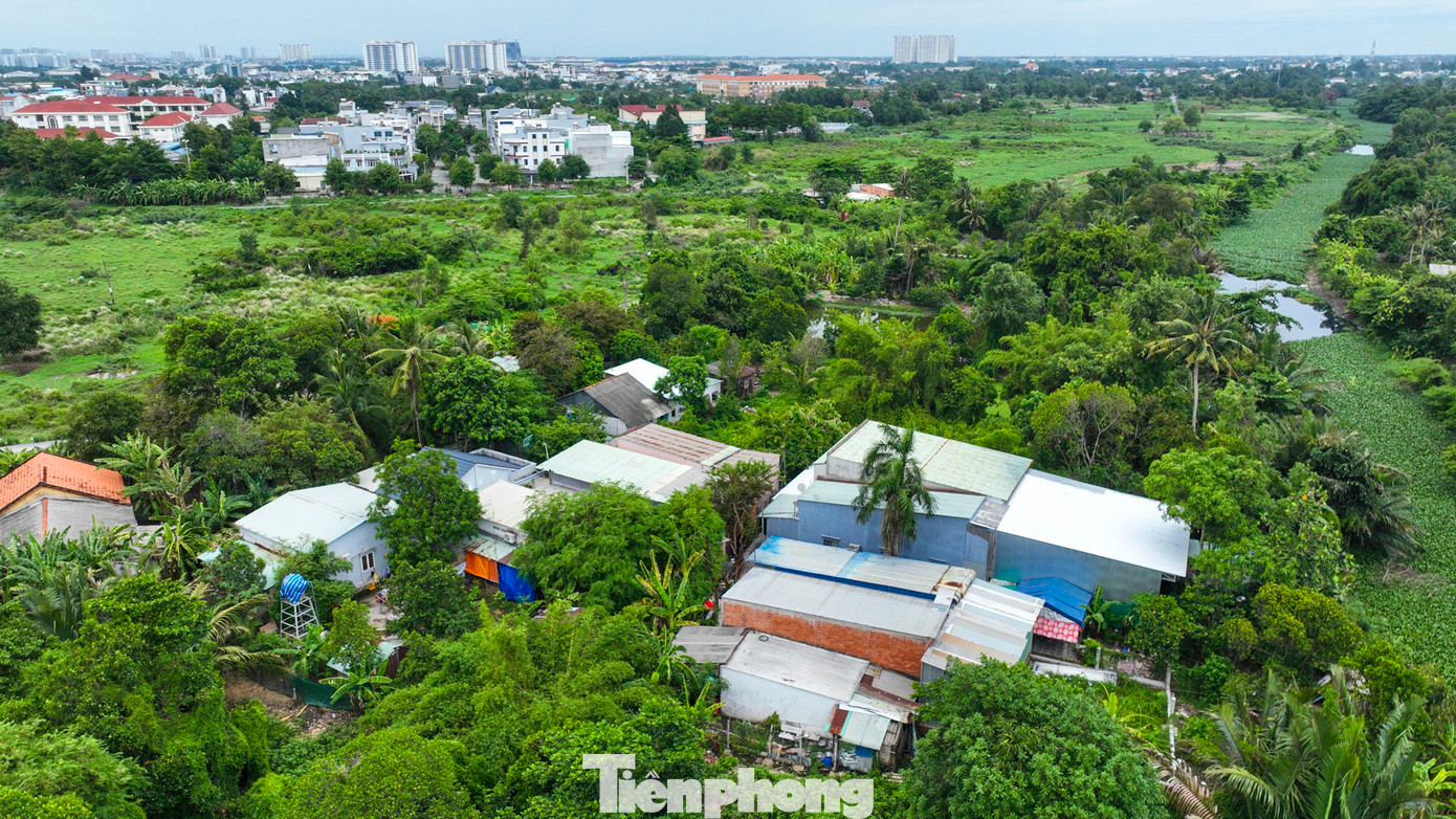 MAUR đề xuất UBND TPHCM giao UBND huyện Bình Chánh vận động, thuyết phục hộ dân còn lại bàn giao mặt bằng trước quý III/2024. Đồng thời, chấp thuận cho MAUR nghiệm thu công trình trên hồ sơ quản lý chất lượng công trình; sau đó giao Công ty TNHH MTV Đường sắt đô thị số 1 tiếp quản mặt bằng Depot Tân Kiên nhằm bảo vệ an ninh trật tự, khai thác sử dụng các công năng tạm thời, khôi phục hàng rào, hạn chế tình trạng tái lấn chiếm.