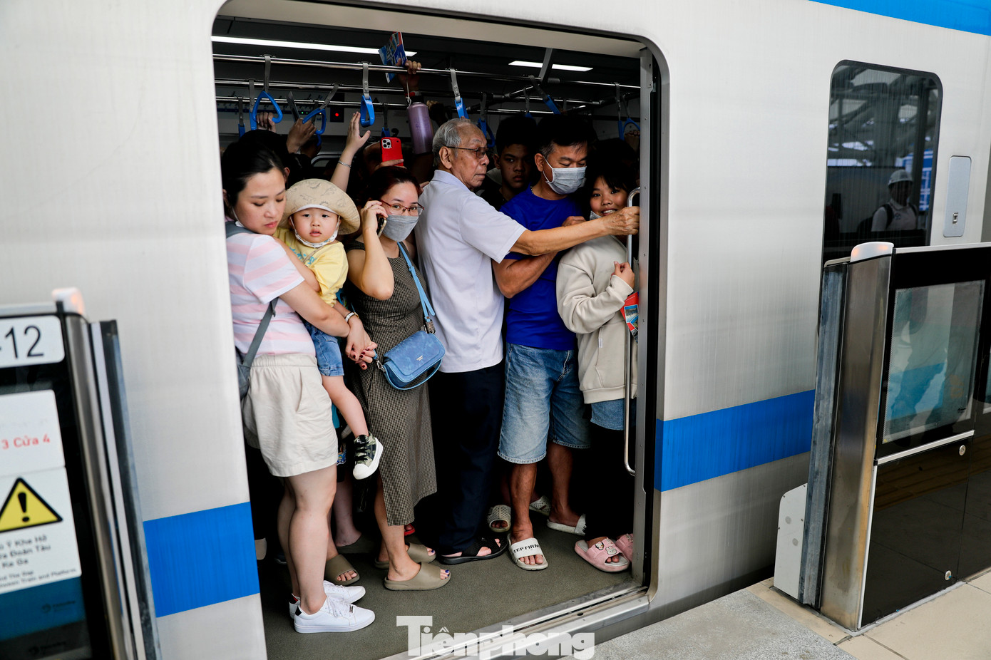 Đông nghẹt người muốn tham gia trải nghiệm đi tàu metro trong ngày đầu tuyến Bến Thành - Suối Tiên chính thức vận hành khiến toàn bộ các chuyến đều trong tình trạng quá tải.