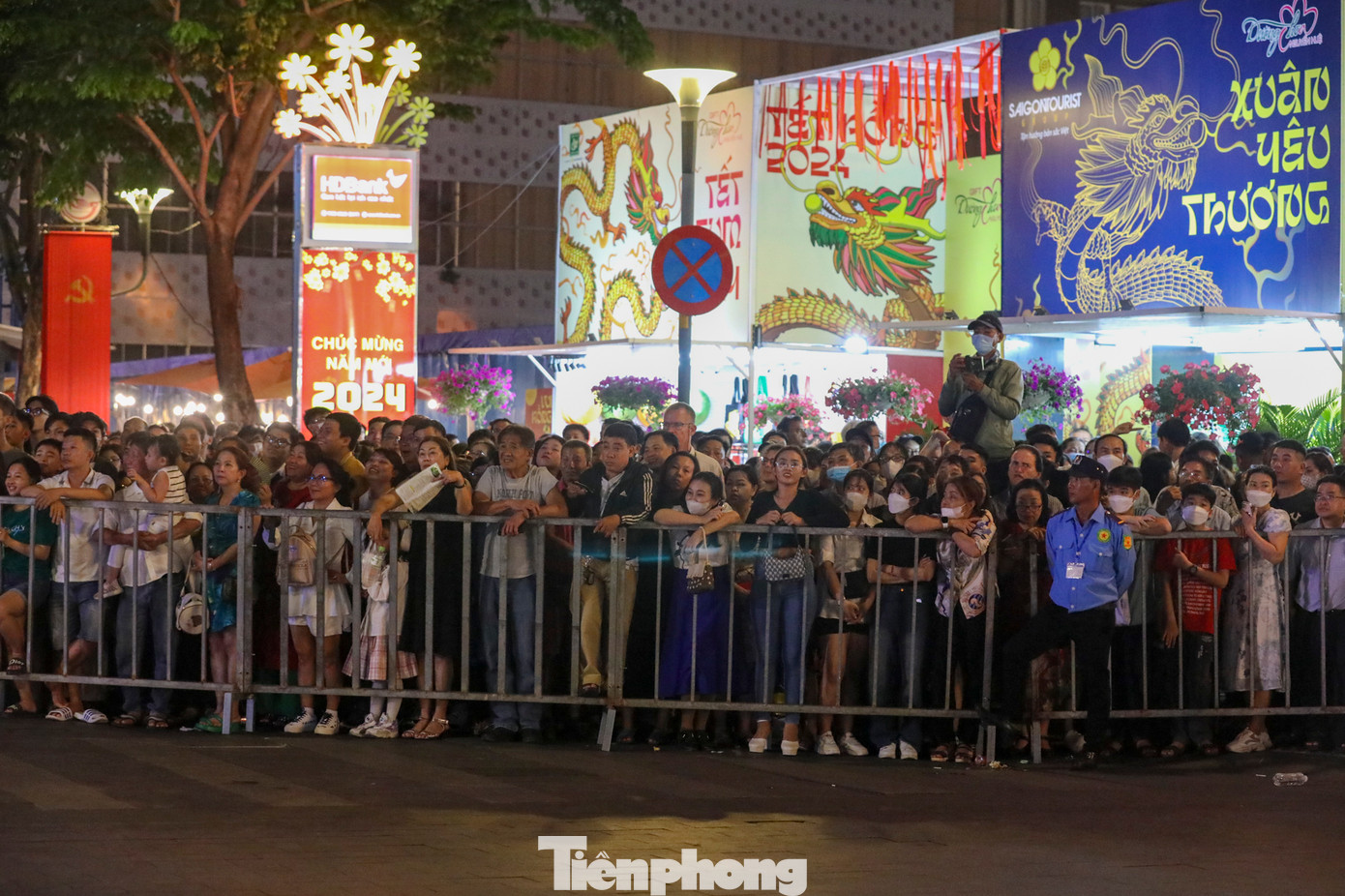 Hàng nghìn người dân và du khách cũng đã có mặt để dự lễ khai mạc, chờ được vào tham quan đường hoa Nguyễn Huệ.