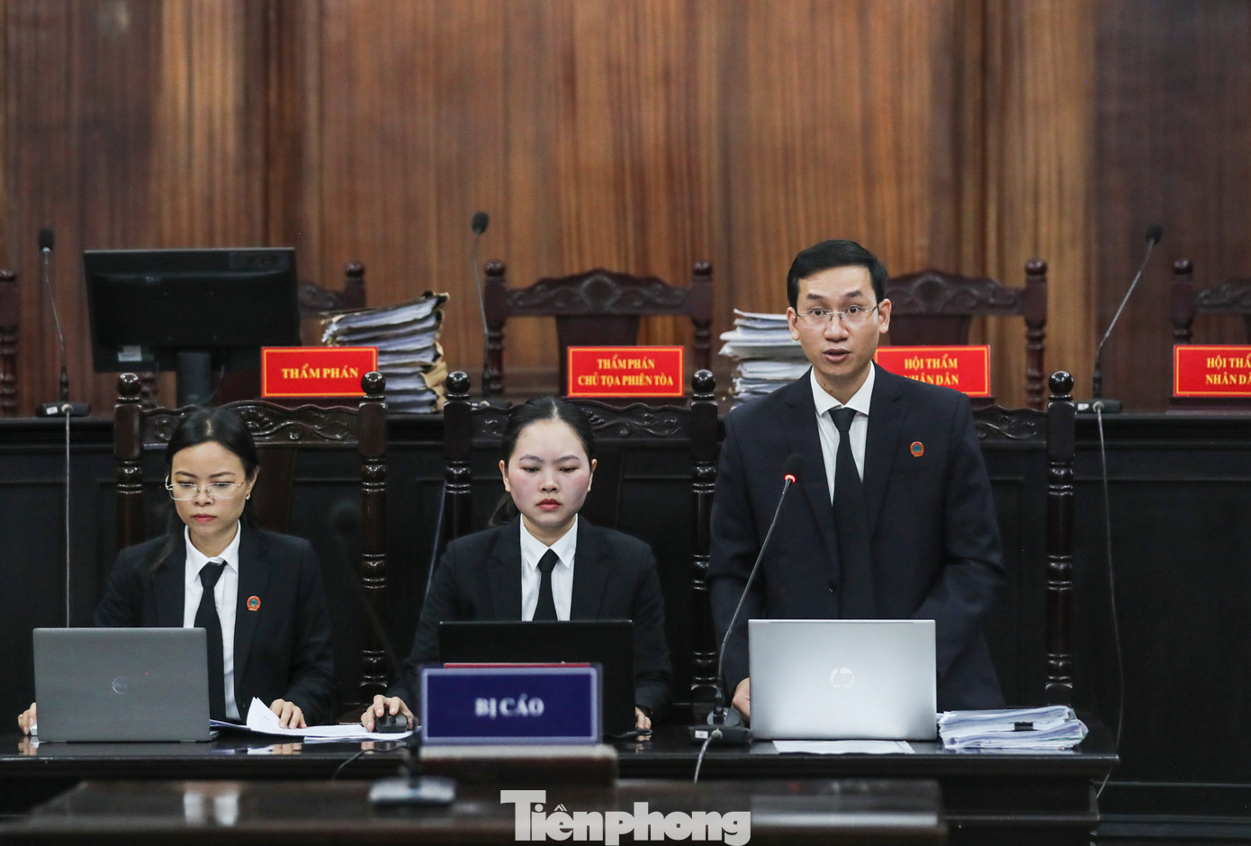 Bà Lan và 8 đồng phạm bị cáo buộc tội “Rửa tiền” với số tiền 445.000 tỷ đồng. Đối với tội “Vận chuyển trái phép tiền tệ qua biên giới”, cáo trạng xác định Lan cùng đồng phạm đã vận chuyển trái phép số tiền 4,5 tỷ USD.