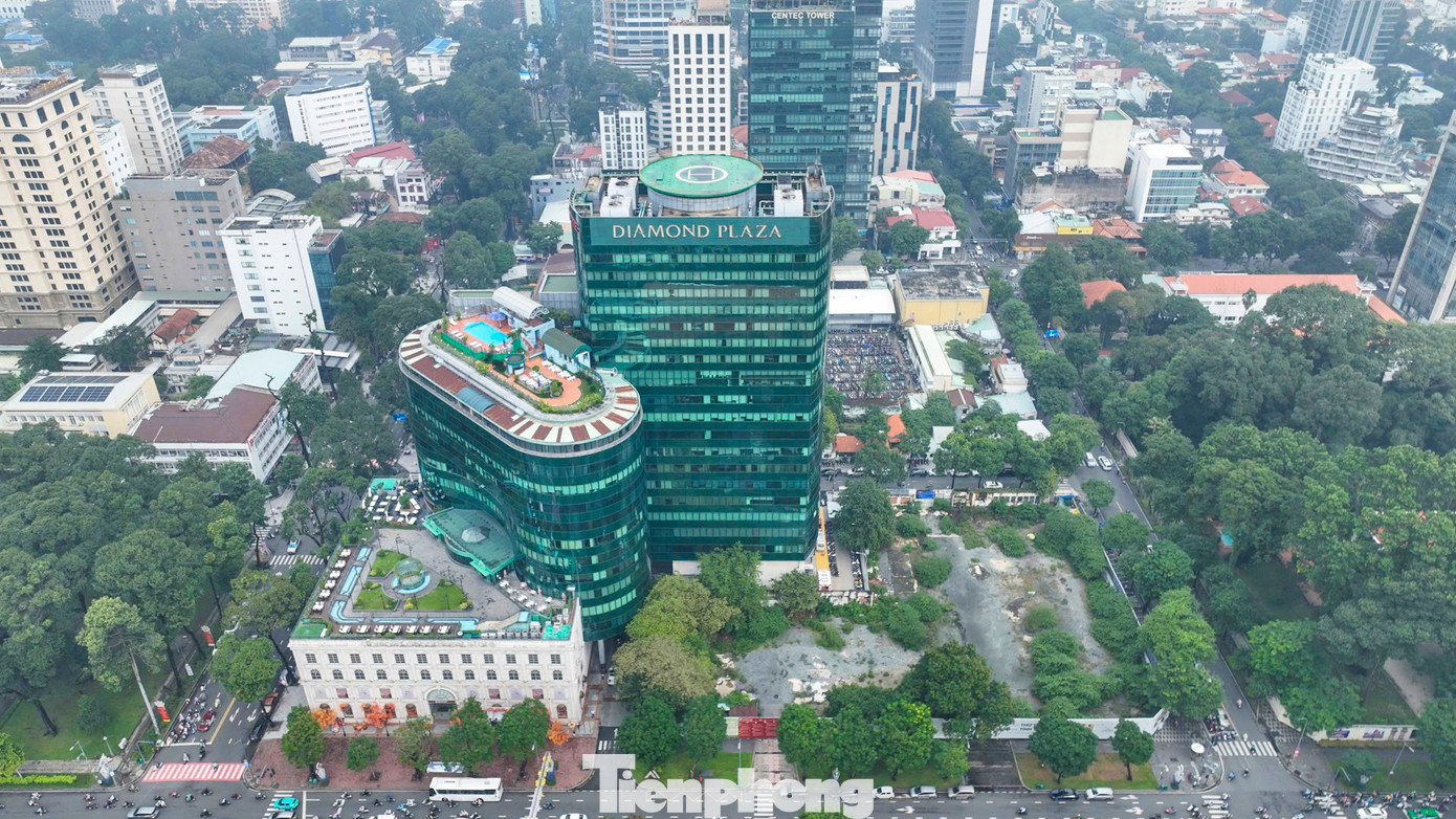 Trong báo cáo của Sở Tài nguyên và Môi trường gửi lên UBND TPHCM về tình hình triển khai thực hiện Đề án “Quản lý đất đai và phương hướng sử dụng đất đai hiệu quả trên địa bàn TPHCM”, tính đến tháng 6/2024, TPHCM đã thu hồi 35 địa chỉ nhà, đất công với tổng diện tích gần 288.000m2 do các cơ quan, đơn vị không còn nhu cầu sử dụng.