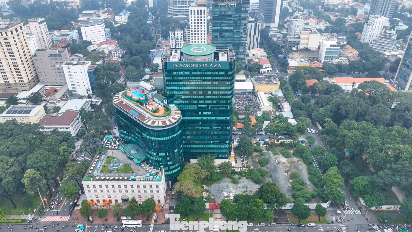 Trong báo cáo của Sở Tài nguyên và Môi trường gửi lên UBND TPHCM về tình hình triển khai thực hiện Đề án “Quản lý đất đai và phương hướng sử dụng đất đai hiệu quả trên địa bàn TPHCM”, tính đến tháng 6/2024, TPHCM đã thu hồi 35 địa chỉ nhà, đất công với tổng diện tích gần 288.000m2 do các cơ quan, đơn vị không còn nhu cầu sử dụng.