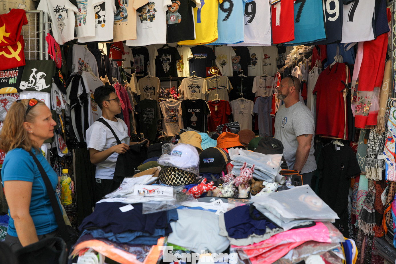 Đa phần du khách nước ngoài đến đây đều chọn mua những món quà lưu niệm nhỏ gọn để làm quà cho bạn bè và gia đình.