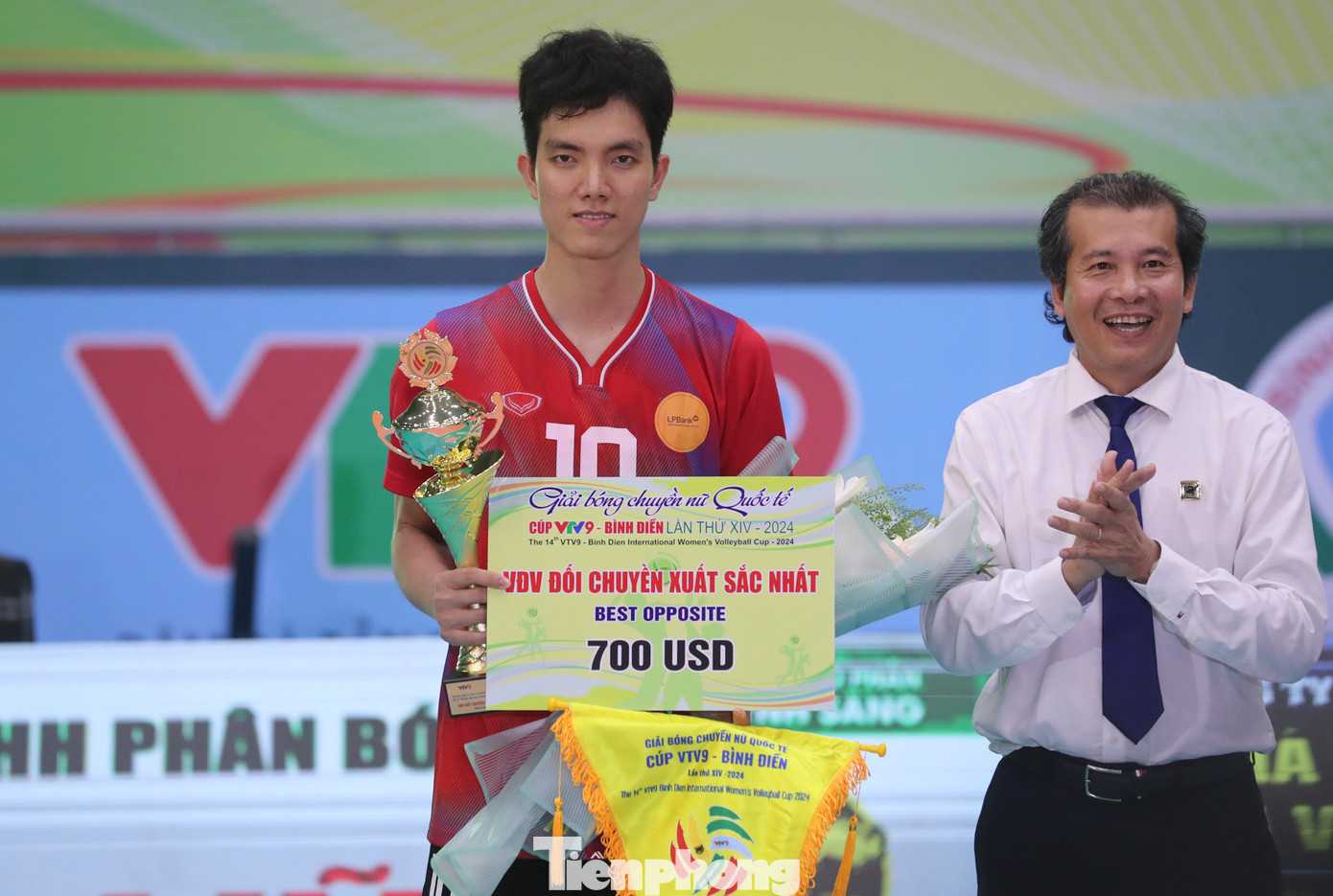 Ngoài danh hiệu á quân cùng CLB VPBank Ninh Bình, Nguyễn Thị Bích Tuyền còn được xướng tên ở hạng mục đối chuyền xuất sắc nhất giải.