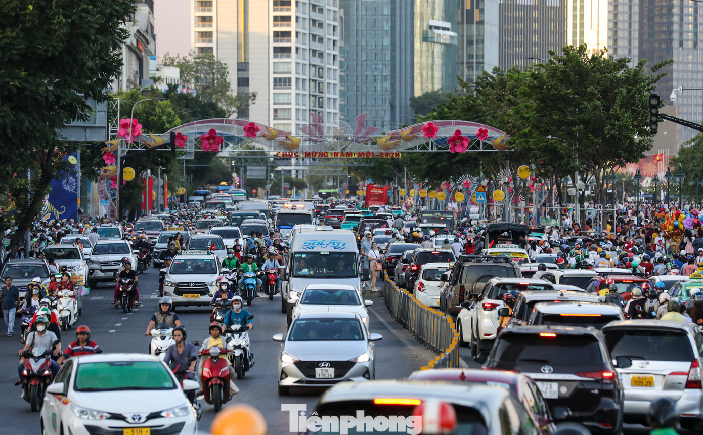 Chiều 13/3, lượng lớn người và phương tiện đổ về khu vực trung tâm TPHCM đi chơi, du xuân những ngày còn lại trong Tết khiến nhiều tuyến đường ùn tắc kéo dài, giao thông hỗn loạn.