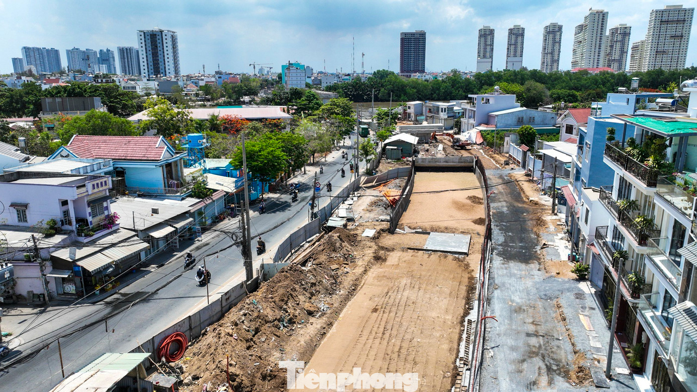 Với lợi thế đã có mặt bằng sạch từ cuối năm 2023, công tác di dời hạ tầng kỹ thuật và công tác thi công diễn ra khá thuận lợi.