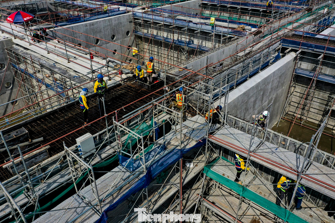 Khu vực bể SBR xử lý nước thải có dạng hình chữ nhật, phần thành được xây dựng bằng bê tông như một bức tường.