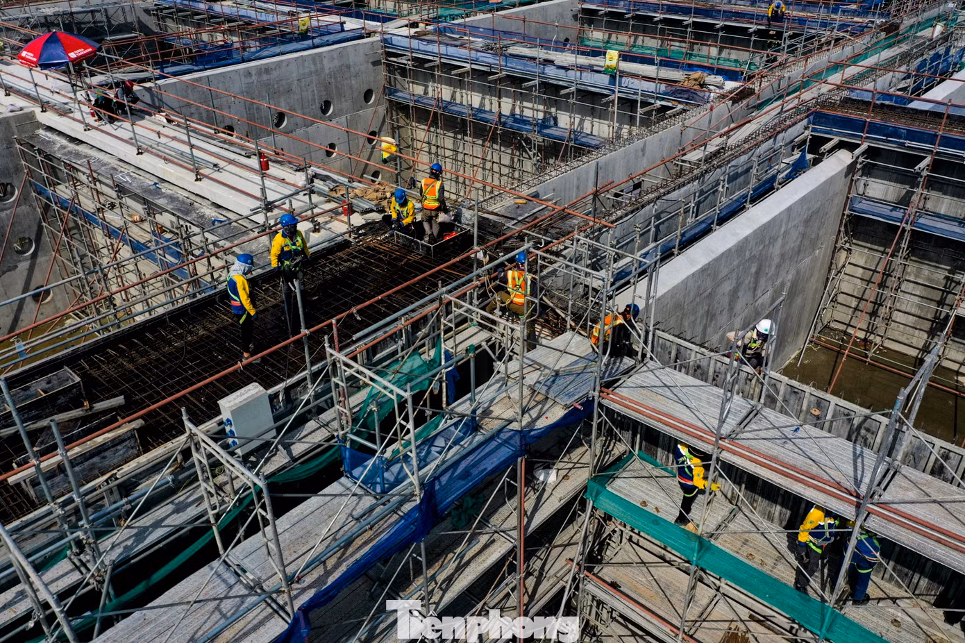 Khu vực bể SBR xử lý nước thải có dạng hình chữ nhật, phần thành được xây dựng bằng bê tông như một bức tường.