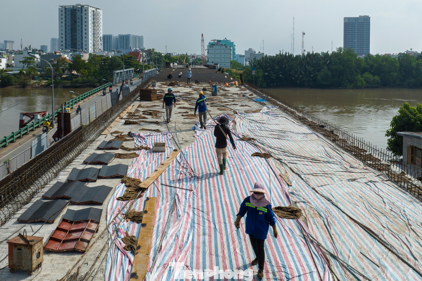 Ghi nhận vào đầu tháng 11, các công nhân đang khẩn trương thi công bản mặt cầu, lắp lan can và chuẩn bị thảm nhựa.