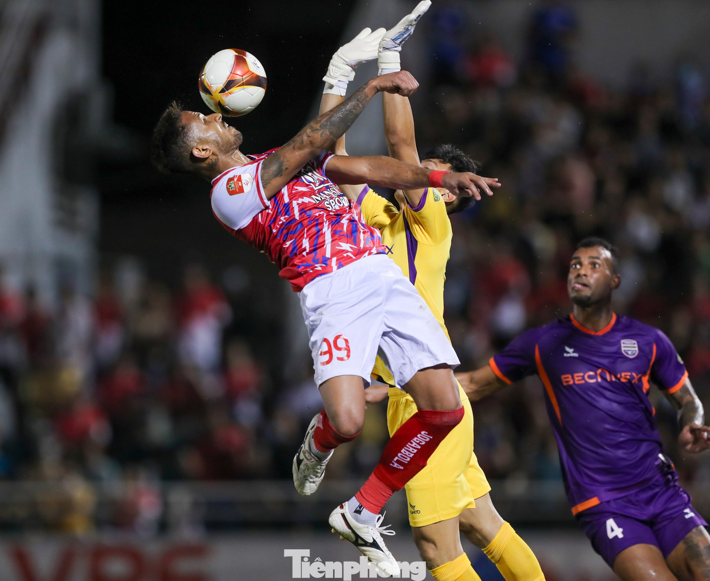 CLB TPHCM nhập cuộc khá thận trọng và tuân thủ chặt chẽ chiến thuật phòng ngự chặt phản công nhanh đến từ HLV Phùng Thanh Phương. CLB TPHCM nhập cuộc khá thận trọng và tuân thủ chặt chẽ chiến thuật phòng ngự chặt phản công nhanh đến từ HLV Phùng Thanh Phương.