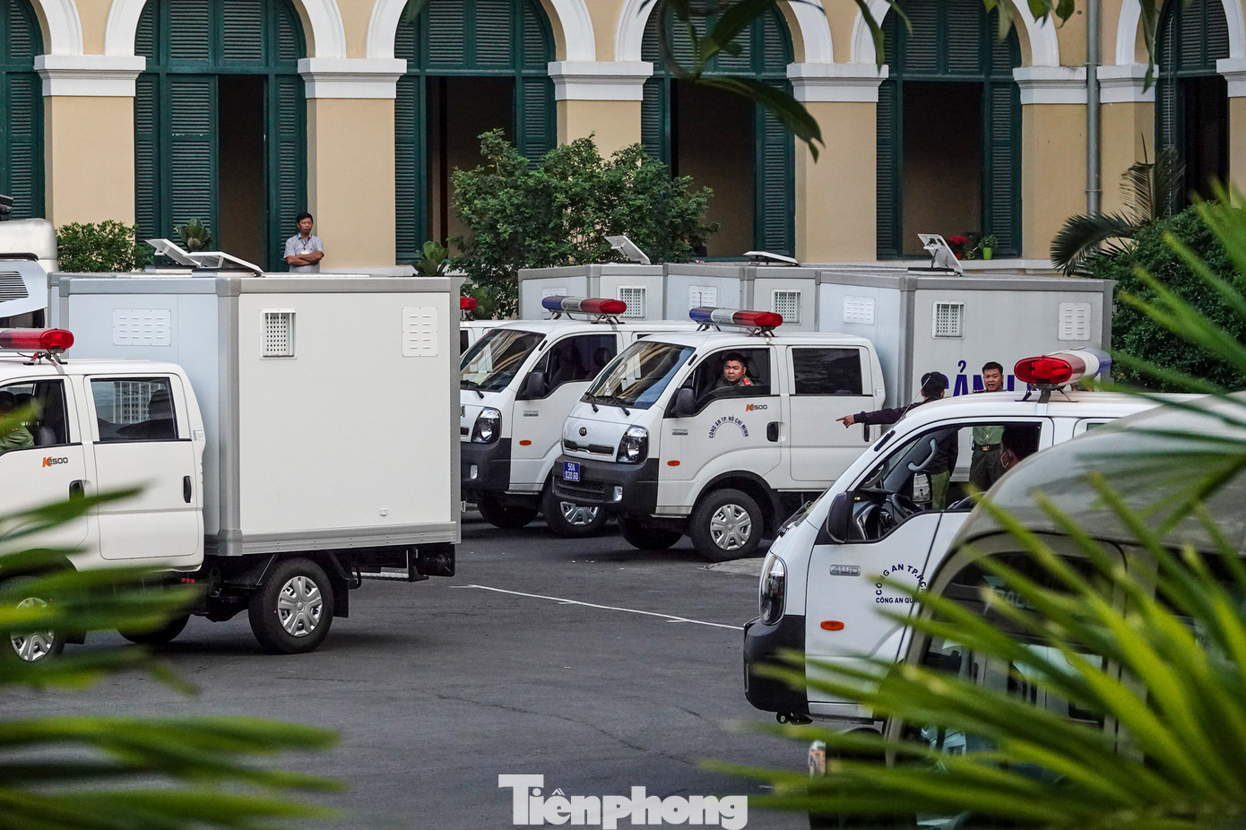 Khoảng 14 xe chở các bị cáo, xe cứu thương và các xe chuyên dụng di chuyển theo. Khoảng 14 xe chở các bị cáo, xe cứu thương và các xe chuyên dụng di chuyển theo.