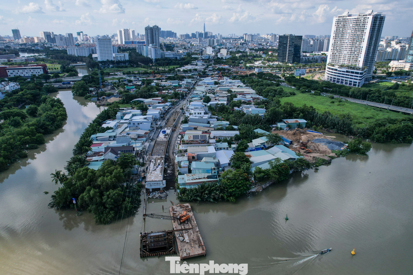 Cầu Rạch Đỉa nằm trên đường Lê Văn Lương, bắt đầu từ đại lộ Nguyễn Văn Linh (quận 7) đến chợ Rạch Đỉa (xã Phước Kiểng, huyện Nhà Bè). Dự án xây mới cây cầu ở cửa ngõ phía Nam TPHCM này hiện đã thi công đạt khoảng 70% khối lượng.