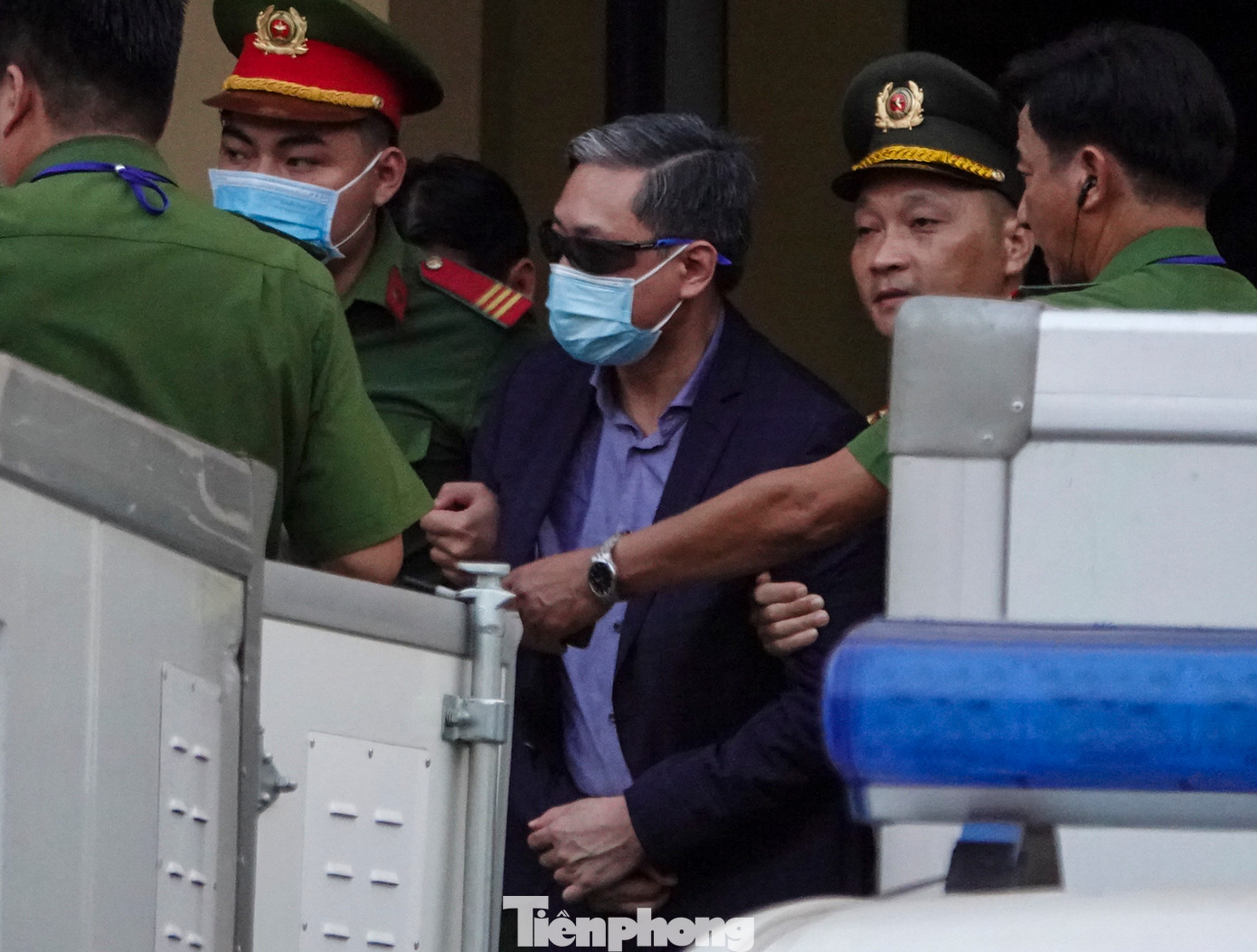 Bị cáo Nguyễn Cao Trí - Chủ tịch HĐQT CTCP đầu tư và giáo dục Văn Lang; Chủ tịch Hội đồng quản trị kiêm Tổng giám đốc Tập đoàn Capella (Capella Holdings) bước đi trong tình trạng khó khăn, phải nhờ lực lượng cảnh sát hỗ trợ. Bị cáo Nguyễn Cao Trí - Chủ tịch HĐQT CTCP đầu tư và giáo dục Văn Lang; Chủ tịch Hội đồng quản trị kiêm Tổng giám đốc Tập đoàn Capella (Capella Holdings) bước đi trong tình trạng khó khăn, phải nhờ lực lượng cảnh sát hỗ trợ.