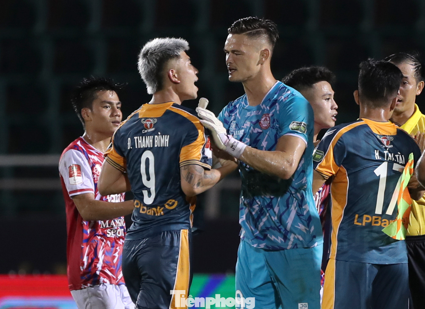 Thủ thành Patrik Lê Giang phải can ngăn Thanh Bình khi tiền đạo của LPBank HAGL không còn giữ được cái đầu lạnh.