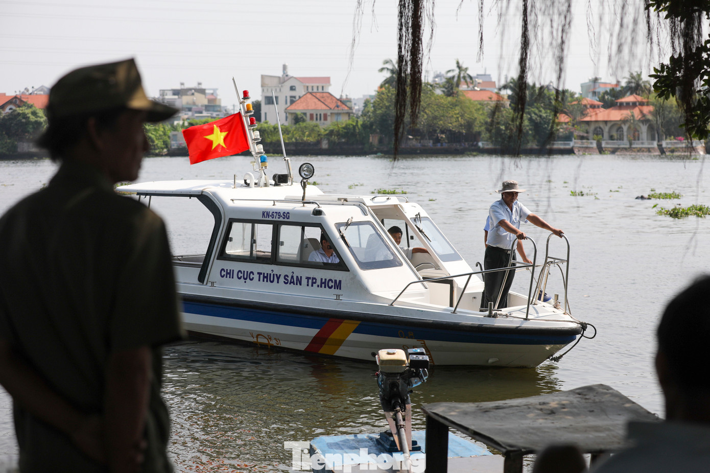 Cảnh sát đường thuỷ Công an TPHCM, Công an phường đã được huy động để phối hợp tuần tra, kiểm soát từ trên sông đến trên bờ để kịp thời ngăn chặn, xử lý các hành vi vi phạm pháp luật về thuỷ sản.
