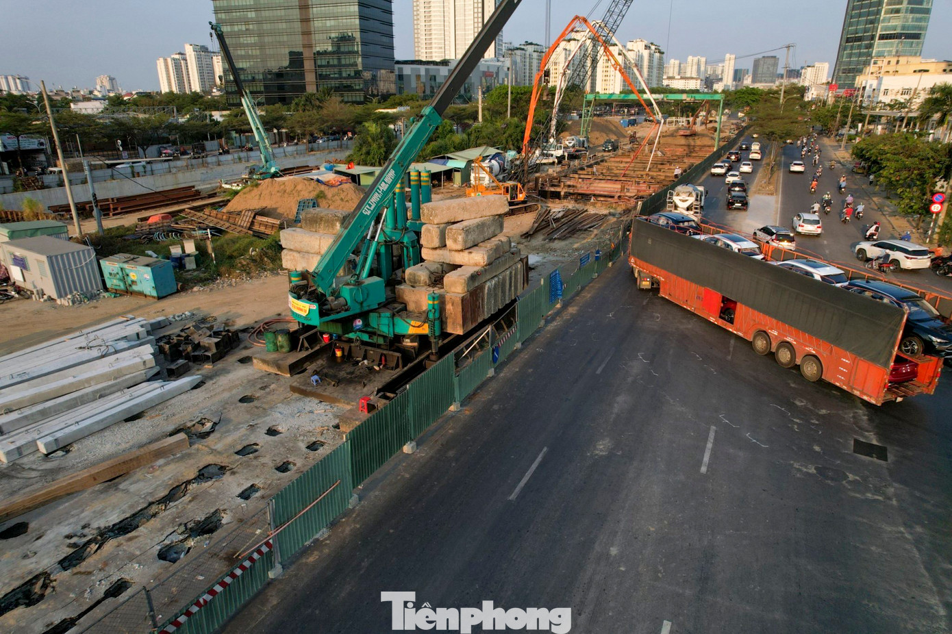 Nút giao được rào chắn bằng tôn cao khoảng 2m, bịt kín cả hai chiều đường Nguyễn Hữu Thọ đoạn qua nút giao.