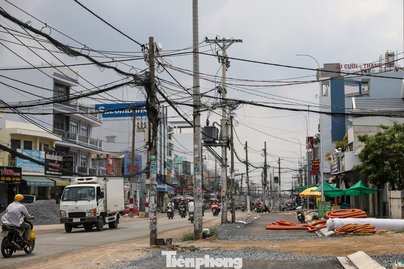 Hầu hết nhà cửa dọc tuyến đường đã lùi sâu vào trong, để lại phần mặt bằng trống chuẩn bị thi công dự án và các trụ điện đang đợi di dời.