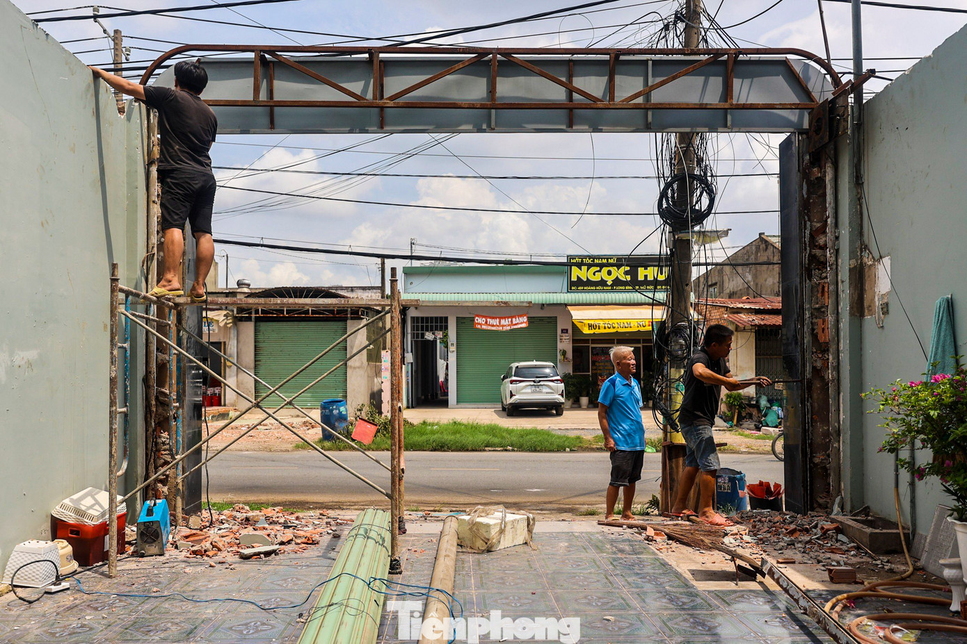 Sau khi nhận tiền đền bù, nhiều gia đình đã chủ động thuê thợ đến tháo dỡ các hạng mục nằm trong diện giải tỏa.