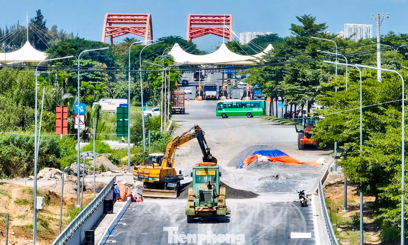 Trước đó, trên công trường các nhà thầu đã huy động khoảng 100 cán bộ, kỹ sư, công nhân, cùng hàng chục loại máy móc, thiết bị đẩy nhanh tiến độ.