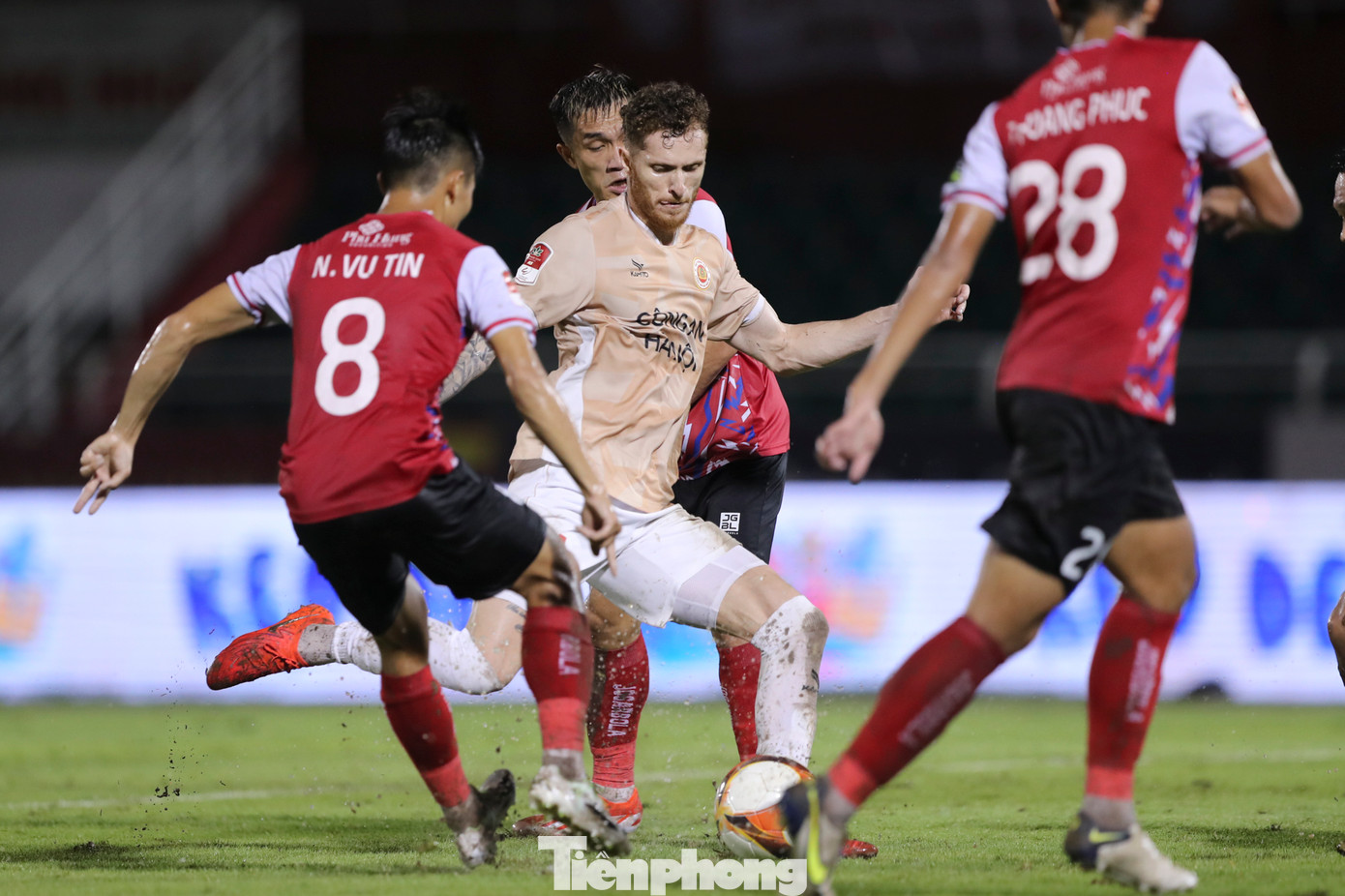 Chơi thiếu người nhưng CLB CAHN không phải không có cơ hội gỡ hòa. Geovane có pha bấm bóng từ vạch giữa sân khi thủ môn Patrik dâng cao, nhưng bóng trúng xà ngang.