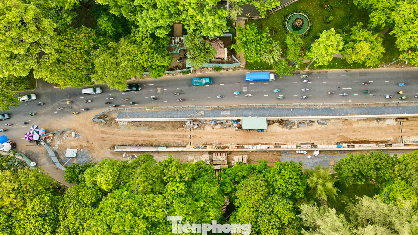 Hầm chui tại giao lộ Trần Quốc Hoàn - Phan Thúc Duyện (phường 2, quận Tân Bình) là gói thầu số 9 thuộc dự án tuyến nối từ đường Trần Quốc Hoàn đến đường Cộng Hòa xuyên qua phần đất sân bay Tân Sơn Nhất.